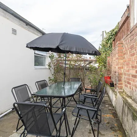 Xtra Large 4 Bedroom House, Near Excel, And 5 Walk To Train Station London