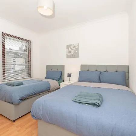 Xtra Large 4 Bedroom House, Near Excel, And 5 Walk To Train Station
