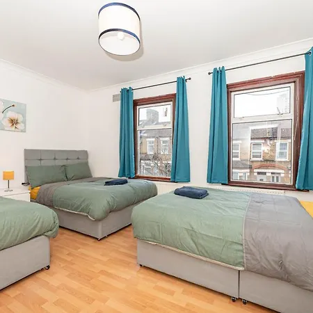 Holiday home Xtra Large 4 Bedroom House, Near Excel, And 5 Walk To Train Station London