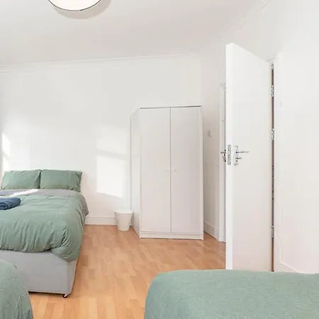 Xtra Large 4 Bedroom House, Near Excel, And 5 Walk To Train Station London