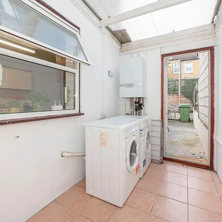 Xtra Large 4 Bedroom House, Near Excel, And 5 Walk To Train Station