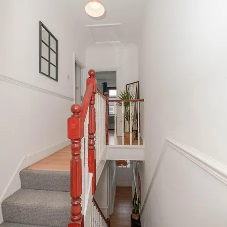 Xtra Large 4 Bedroom House, Near Excel, And 5 Walk To Train Station *