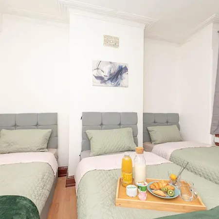 Xtra Large 4 Bedroom House, Near Excel, And 5 Walk To Train Station Holiday home *