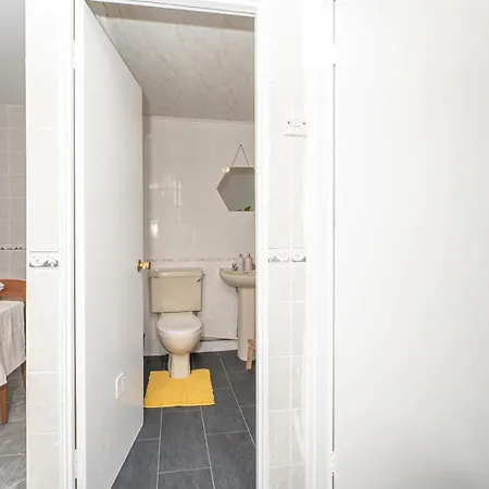 Xtra Large 4 Bedroom House, Near Excel, And 5 Walk To Train Station Holiday home London