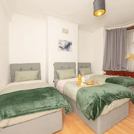 펜션 Xtra Large 4 Bedroom House, Near Excel, And 5 Walk To Train Station