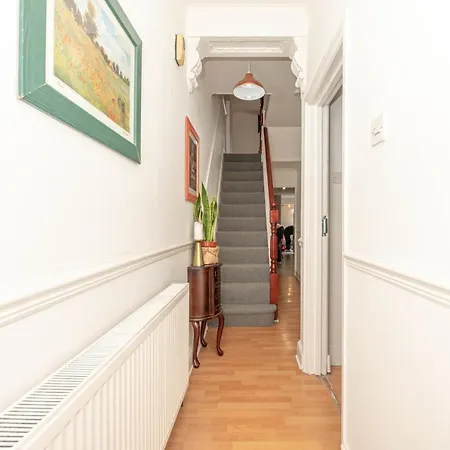 Xtra Large 4 Bedroom House, Near Excel, And 5 Walk To Train Station London
