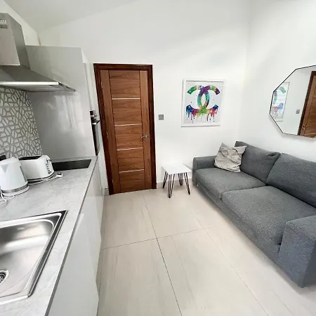 Holiday home Cosy Trio: Flexible Near Mall With Parking *