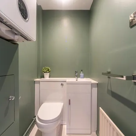 Pass The Keys Stylish 2 Bedroom Family * Worcester Park