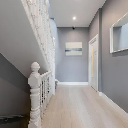 Apartment Boutique Modern For Two Near Tube And Bus Stations London