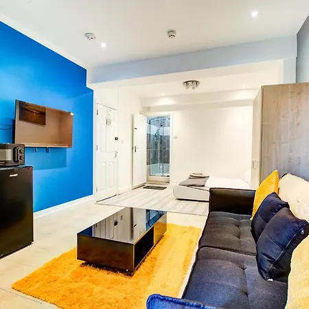Extra Large Private With En-suite - Eastern Ave