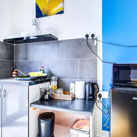 Extra Large Private With En-suite - Eastern Ave Apartment