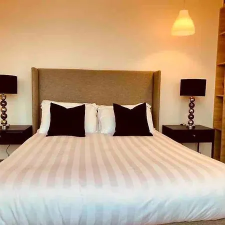Large 3 Bed 3 Bathrooms Penthouse With Terrace And Views In