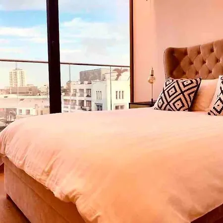 Apartment Large 3 Bed 3 Bathrooms Penthouse With Terrace And Views In *