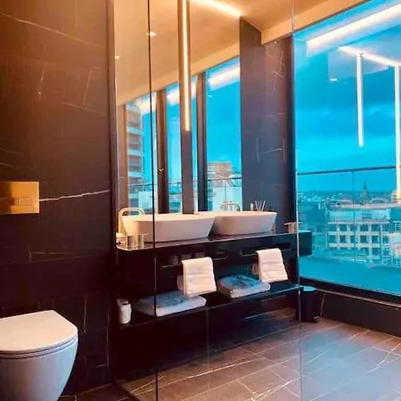 Large 3 Bed 3 Bathrooms Penthouse With Terrace And Views In * London