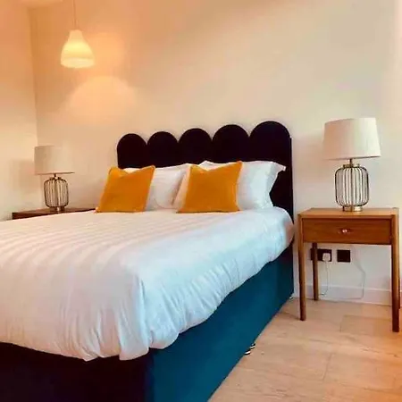 Large 3 Bed 3 Bathrooms Penthouse With Terrace And Views In