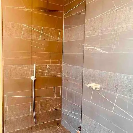 Large 3 Bed 3 Bathrooms Penthouse With Terrace And Views In Apartment