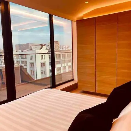 Large 3 Bed 3 Bathrooms Penthouse With Terrace And Views In