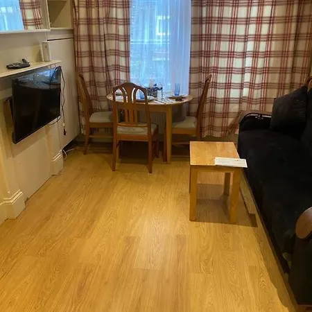 017- Premium Location 100 Penfold Place Apartament