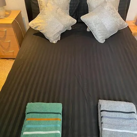 017- Premium Location 100 Penfold Place London