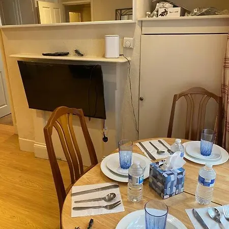 017- Premium Location 100 Penfold Place Londyn