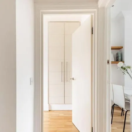 Earl's Court One Bedroom Flat * Londra