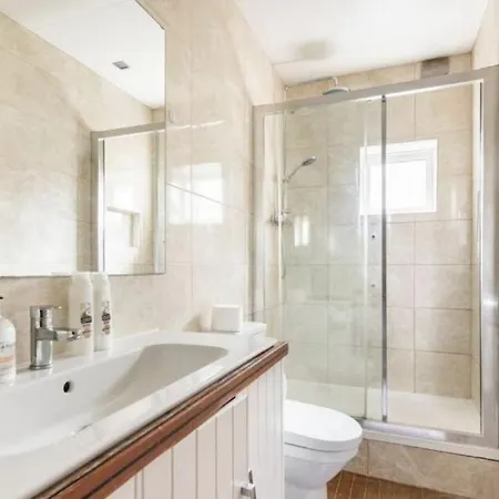 Earl's Court One Bedroom Flat *