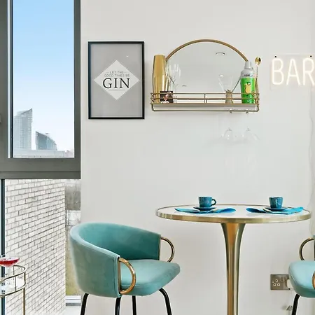 Luxury Penthouse With Enviable Views * London