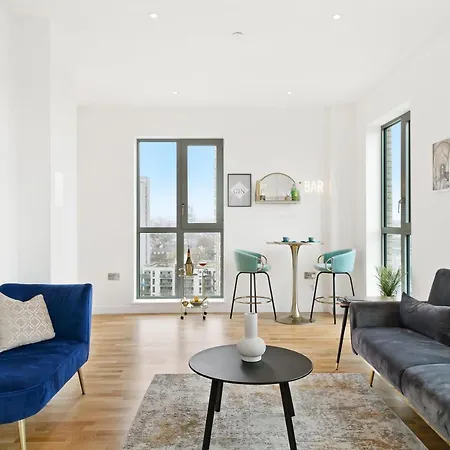 Luxury Penthouse With Enviable Views Apartment London