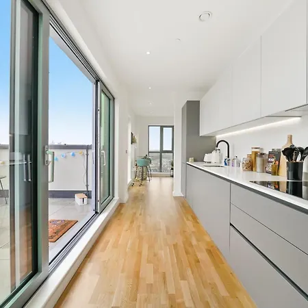 Luxury Penthouse With Enviable Views * London