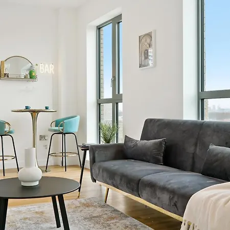 Luxury Penthouse With Enviable Views *