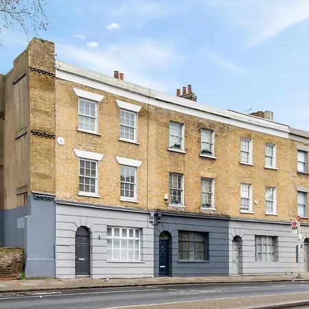 Modern 4 Bedroom Townhouse With Cinema In The Heart Of Se1 London