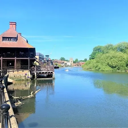 Apartment Idyllic Thames Riverside With Free Parking