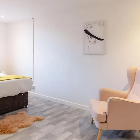 2 Bed With Free Parking London