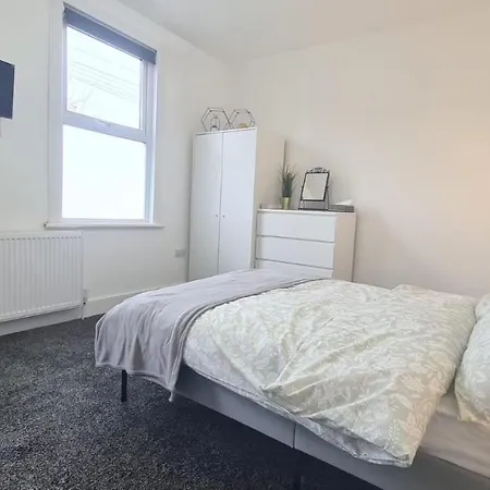 Spacious Private In Manor Park *