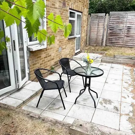 Beautiful 2 Bedroom Garden Flat W/ Free Parking Apartment *