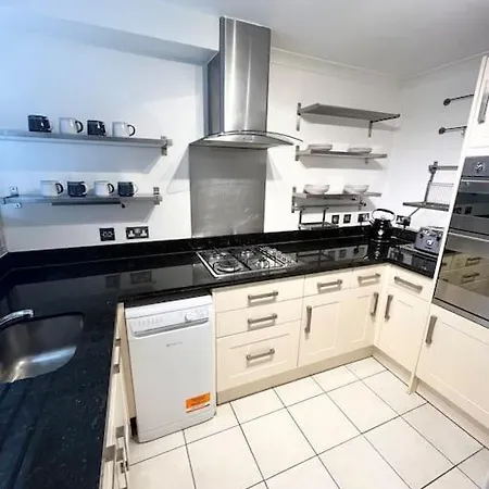 Beautiful 2 Bedroom Garden Flat W/ Free Parking *