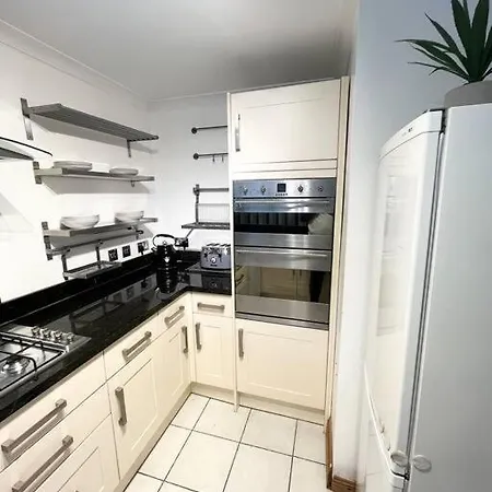 Beautiful 2 Bedroom Garden Flat W/ Free Parking * Surbiton