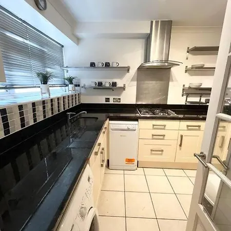 Beautiful 2 Bedroom Garden Flat W/ Free Parking Apartment