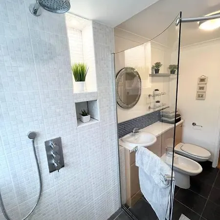 Apartment Beautiful 2 Bedroom Garden Flat W/ Free Parking *