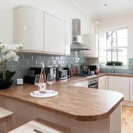Kensington Nest Serviced House *