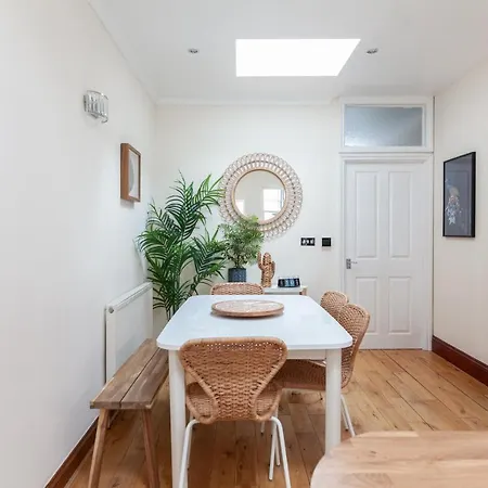 Kensington Nest Serviced House * London