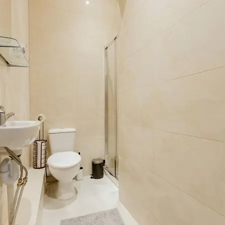 Apartment Stylish Kitchenette In London's Vibrant Holloway District *