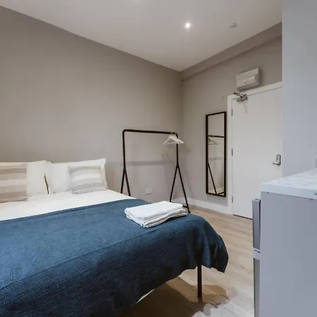 Stylish Kitchenette In London's Vibrant Holloway District *
