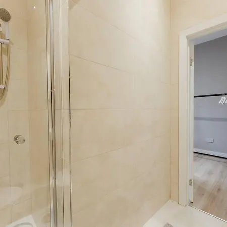 Apartment Stylish Kitchenette In London's Vibrant Holloway District