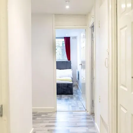 2 Bed With Free Parking Apartment *