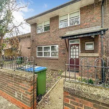 Newly Refurbished 3 Bed House Near O2 Arena Holiday home