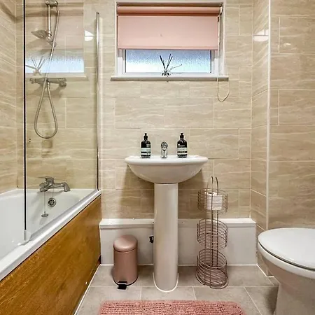Newly Refurbished 3 Bed House Near O2 Arena * London