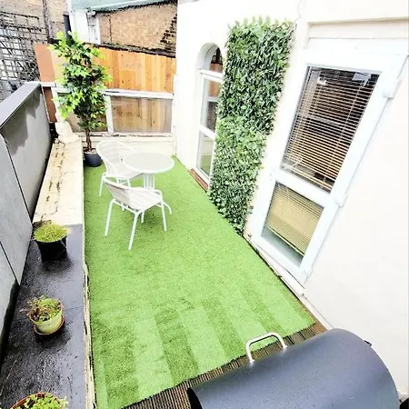 One Bedroom With A Terrace In Angel Apartment