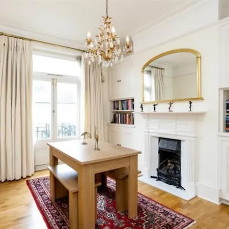 Large 3 Bed Flat In Wimbledon * London