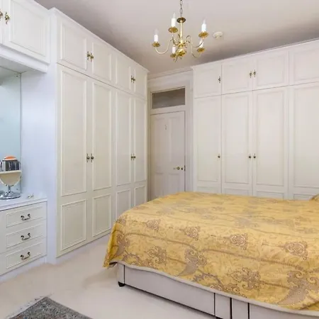 Large 3 Bed Flat In Wimbledon *